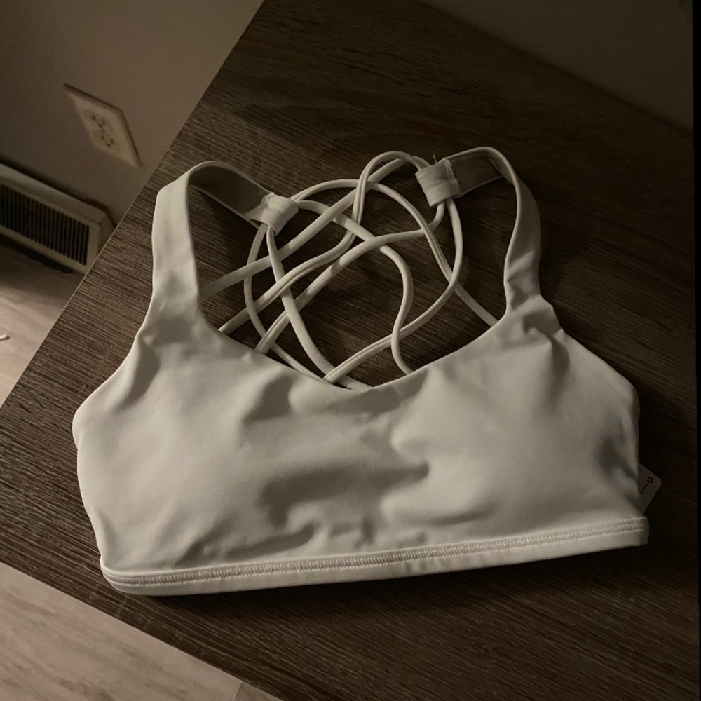 NWT white lululemon free to be wild bra size 2